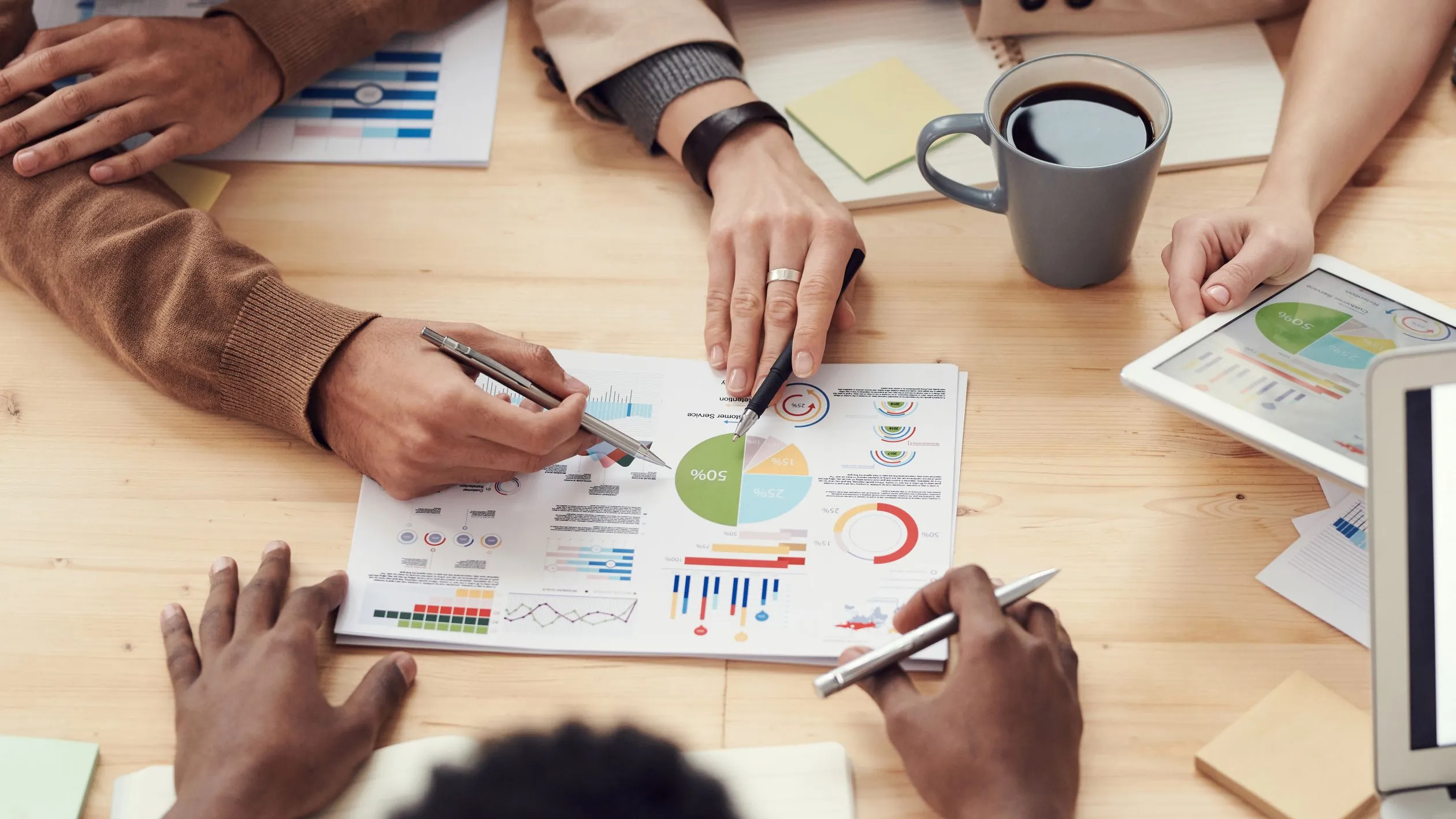 Equipo profesional trabajando con tecnología y análisis de datos